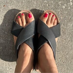 Black Crisscross Comfort Sandals for Women